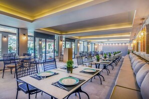 4 restaurantes, com serviço de almoço e jantar; culinária internacional