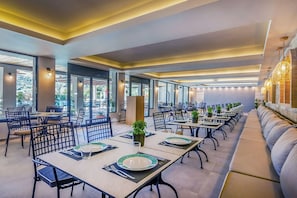 4 restaurantes, com serviço de almoço e jantar; culinária internacional