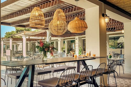 4 restaurants, lunch, dinner served; international cuisine