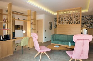 Villa Aphrodite | Minibar, in-room safe, desk, blackout drapes - Zeus Dolce by Wyndham Athens (Markopoulo Mesogaias)