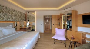 Junior Suite Sea View | Minibar, in-room safe, desk, blackout drapes - Zeus Dolce by Wyndham Athens (Markopoulo Mesogaias)