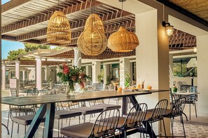 4 restaurants, servant le dîner et le souper; cuisine internationale