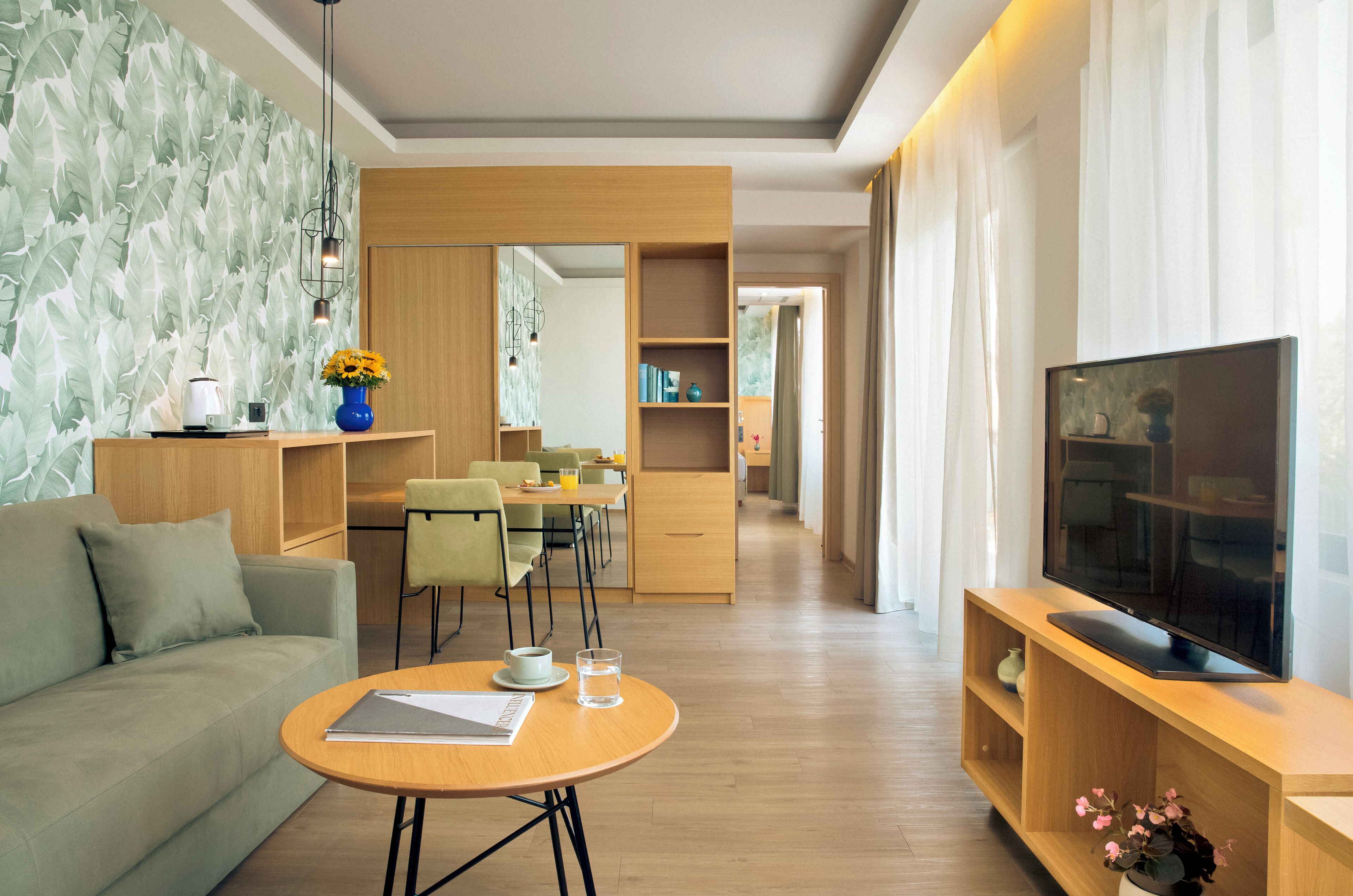 Executive One Bedroom Suite Sea View | Minibar, safe på rommet, skrivebord og blendingsgardiner