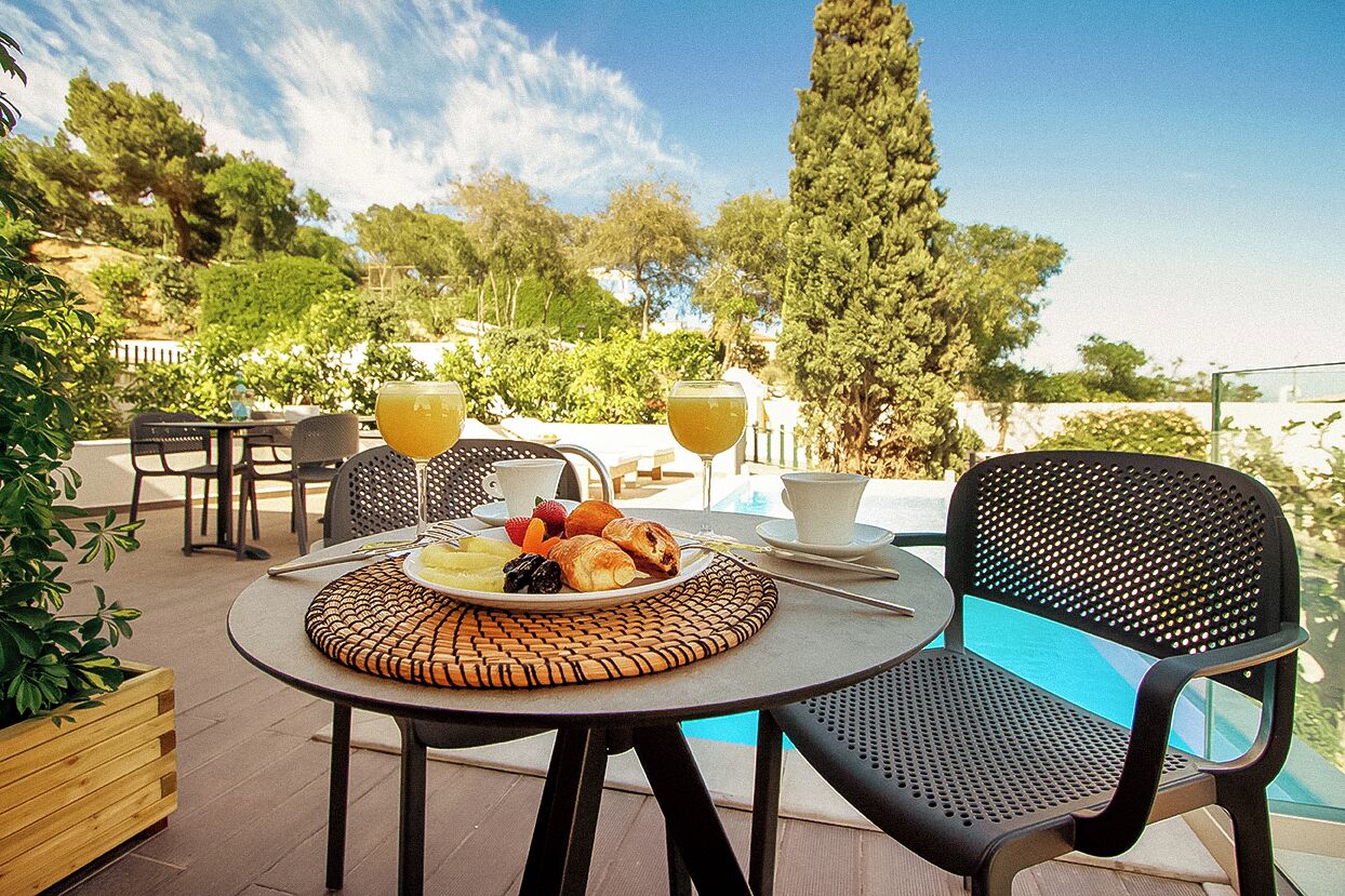 Villa Ariadni | Minibar, safe på rommet, skrivebord og blendingsgardiner