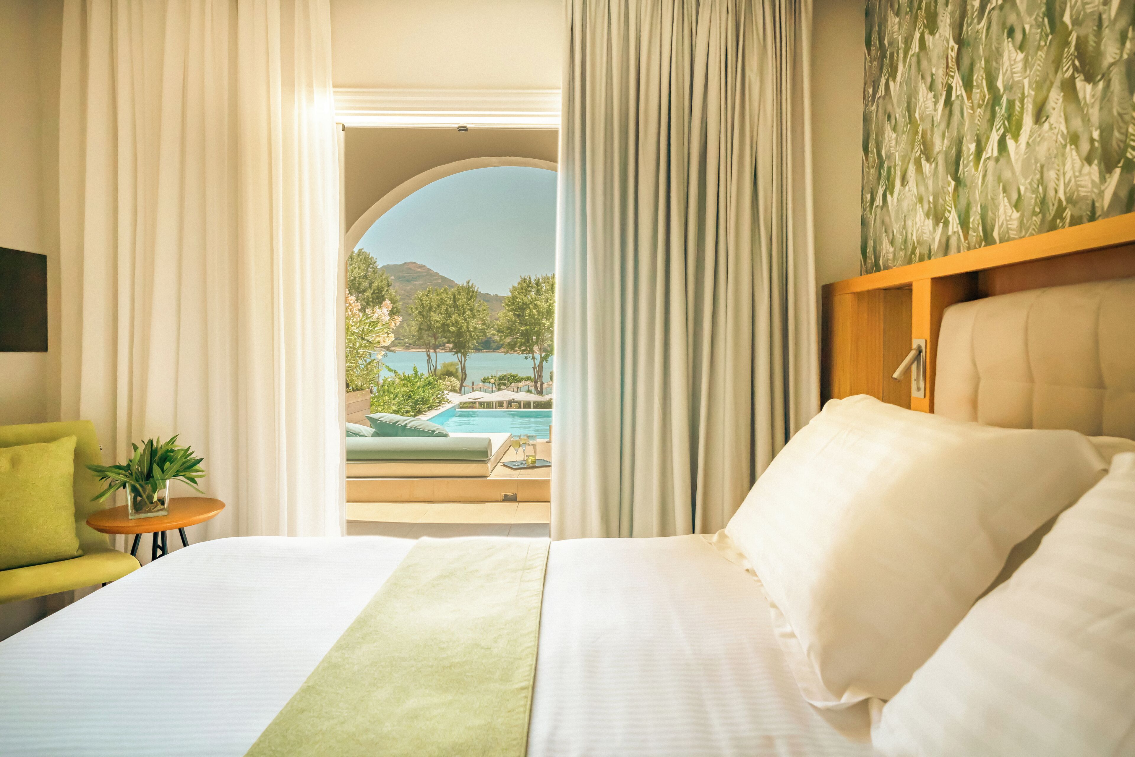 Executive Bungalow Sea View Private Pool | Minibar, coffres-forts dans les chambres, bureau, rideaux occultants