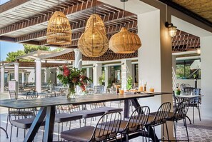 4 restaurants, lunch, dinner served; international cuisine