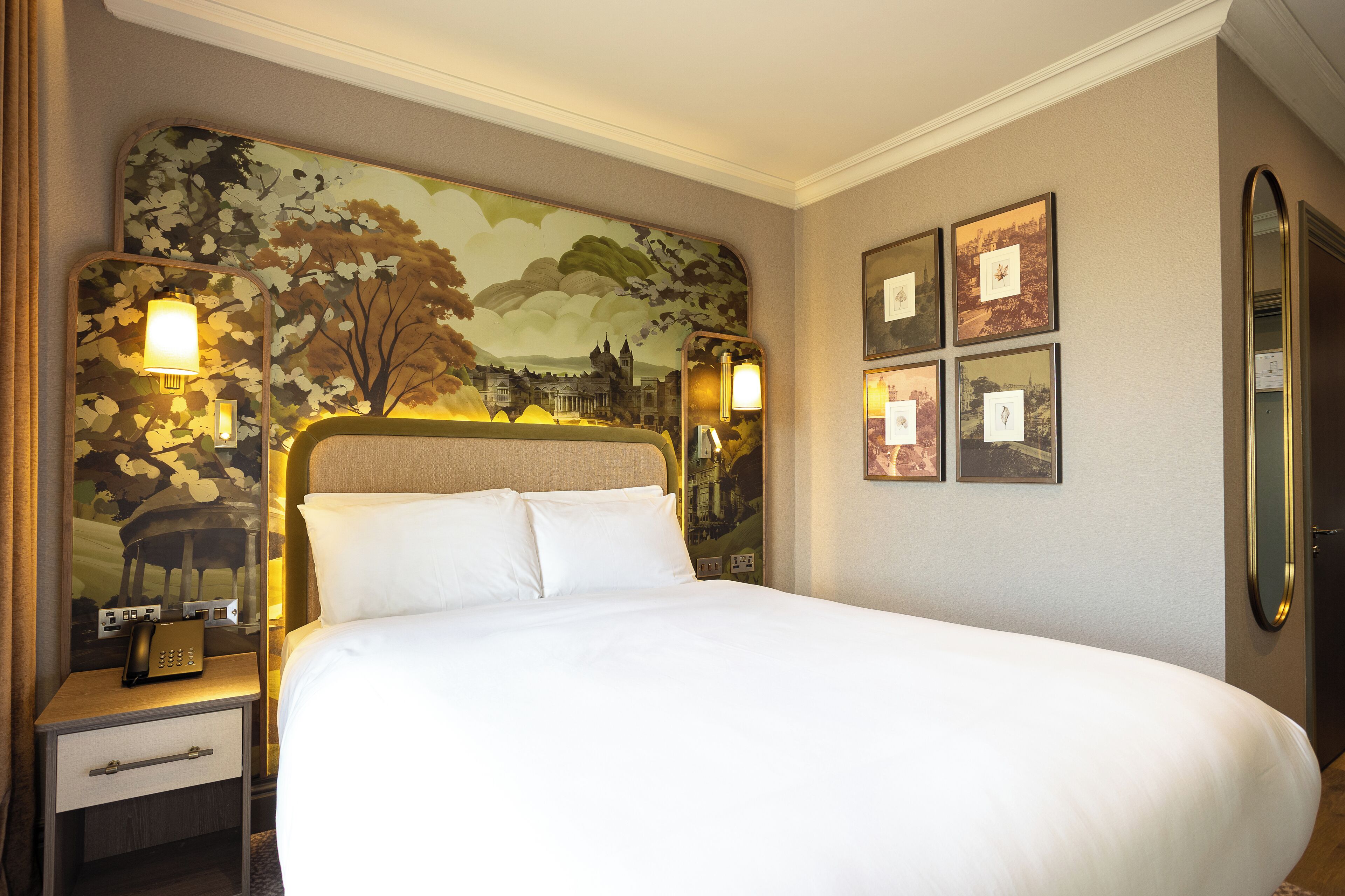 deluxe room, 1 king bed, non smoking | 1 bedroom, premium bedding, desk, laptop workspace