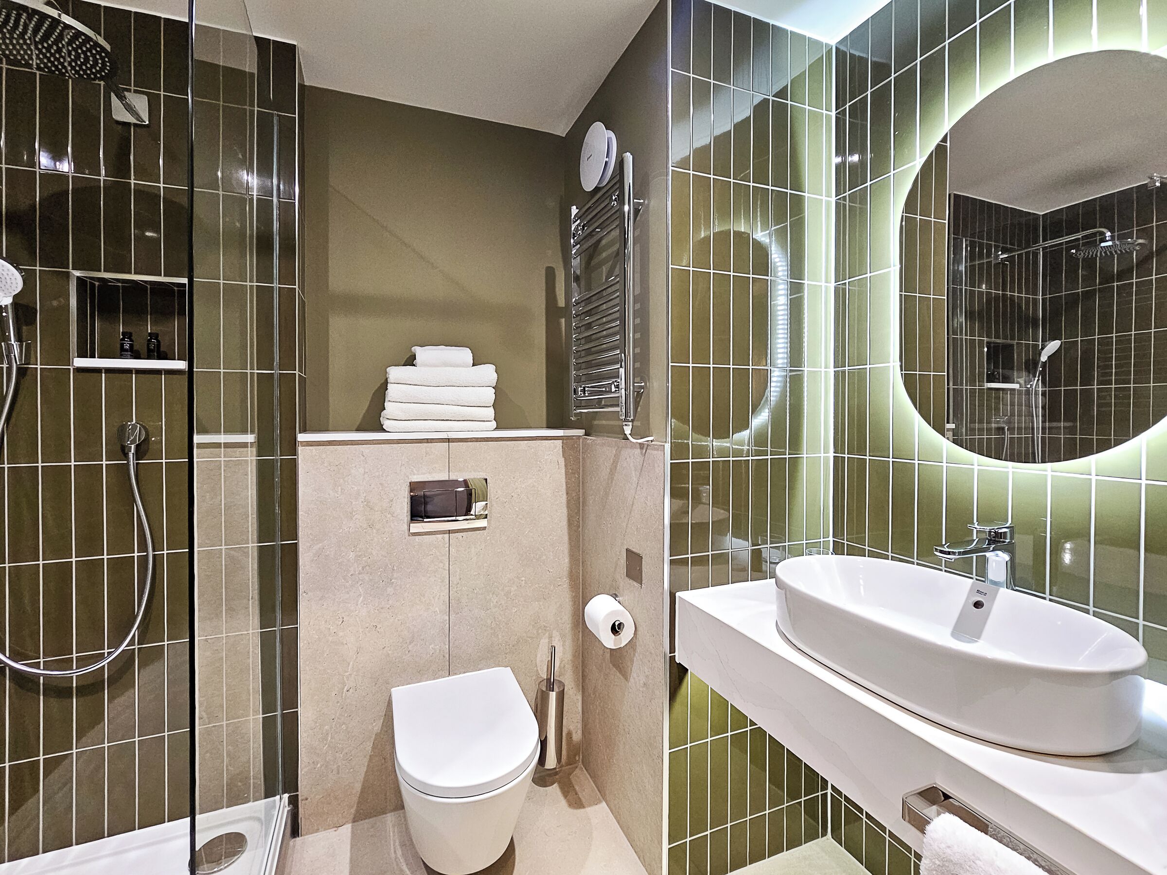 deluxe room, 1 king bed, non smoking | bathroom | deep-soaking bathtub, free toiletries, hair dryer, bathrobes