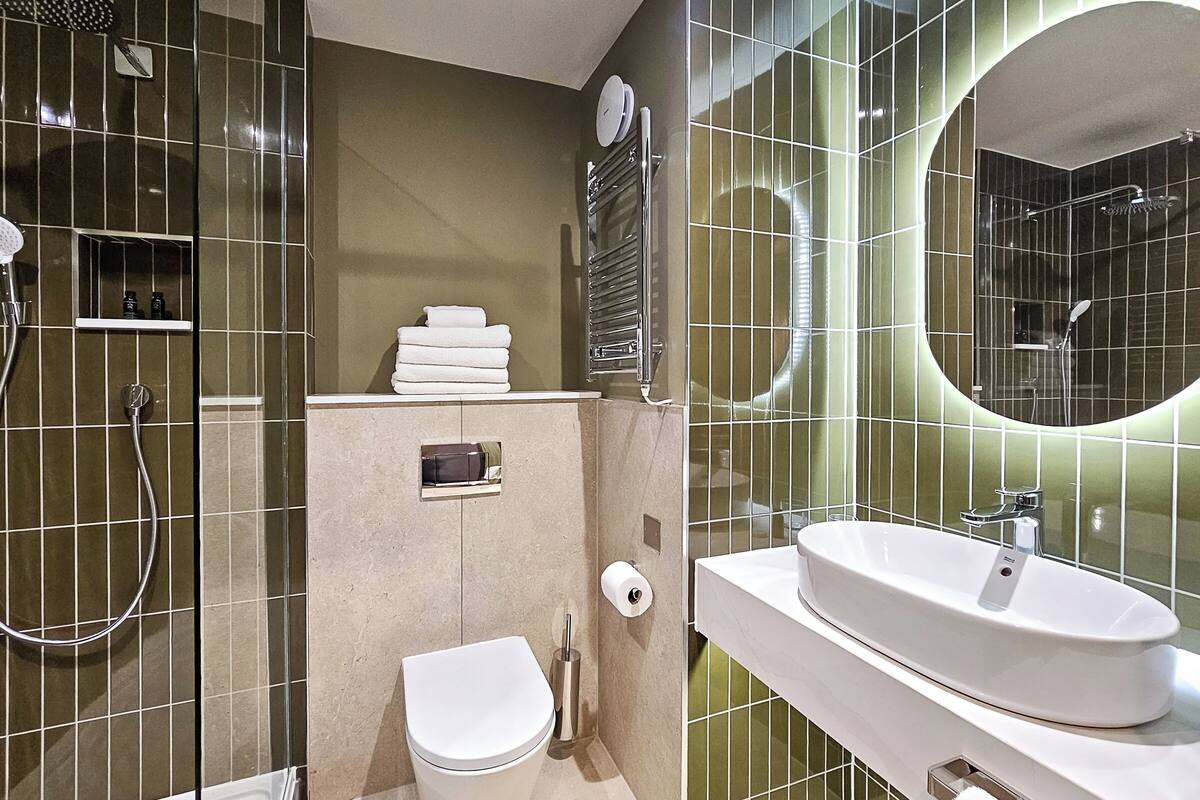 deluxe room, 1 king bed, non smoking | bathroom | deep-soaking bathtub, free toiletries, hair dryer, bathrobes