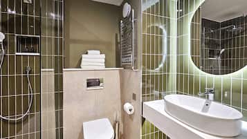 Een moderne badkamer met toilet, wastafel en douche.
