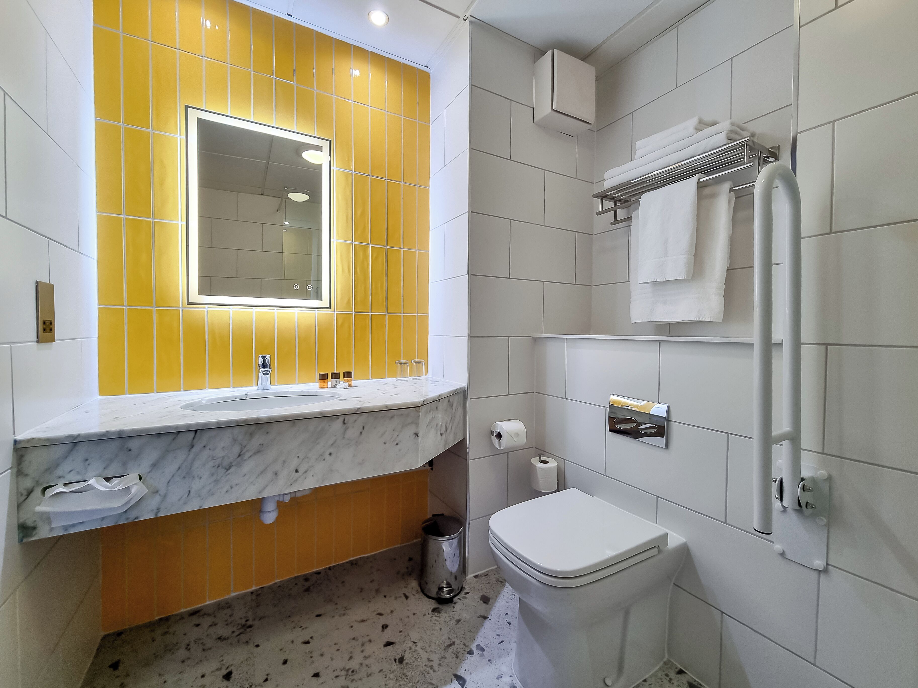 accessible room, 2 single beds, non smoking | bathroom | deep-soaking bathtub, free toiletries, hair dryer, bathrobes