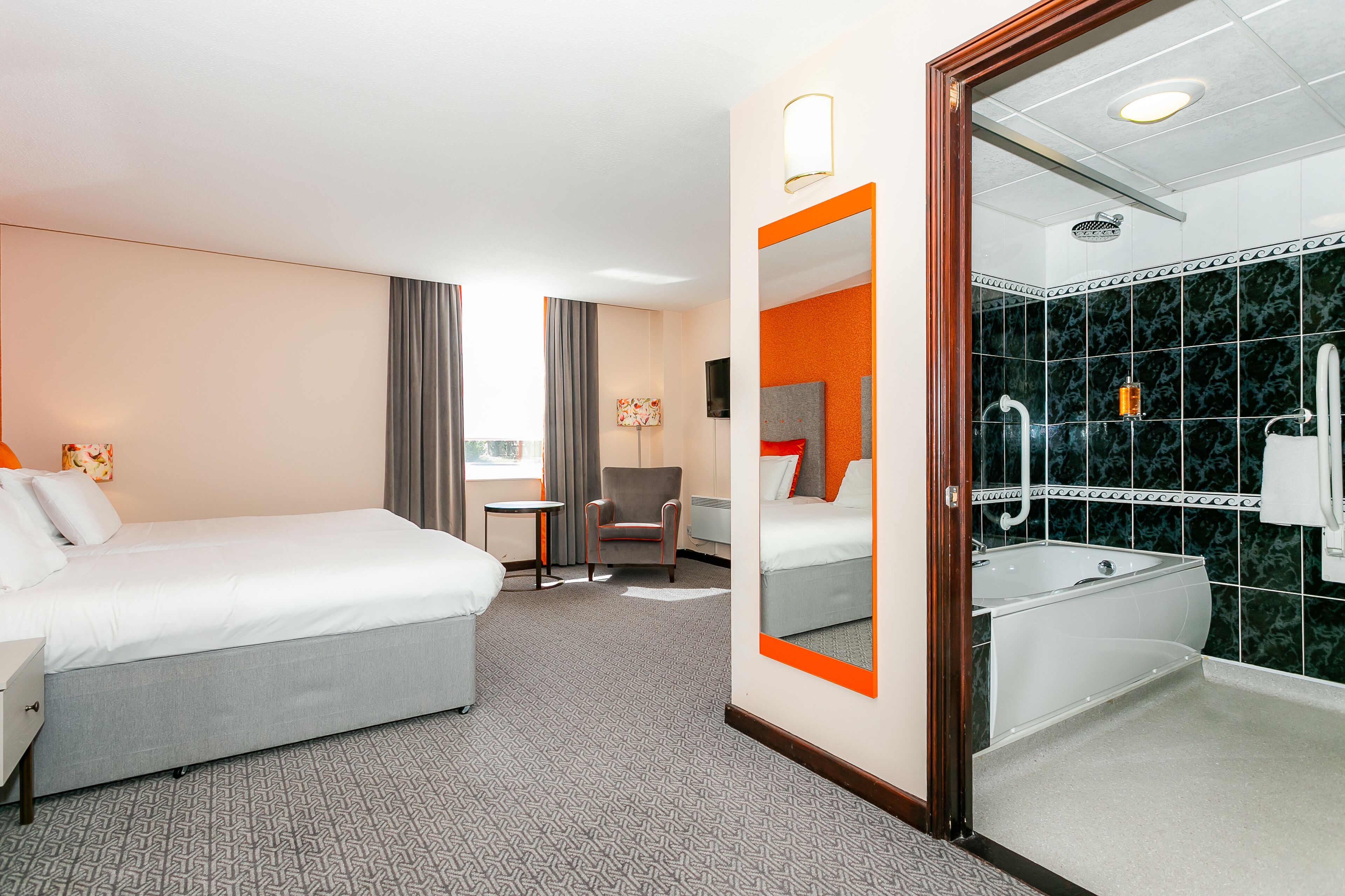 1 bedroom, premium bedding, desk, laptop workspace