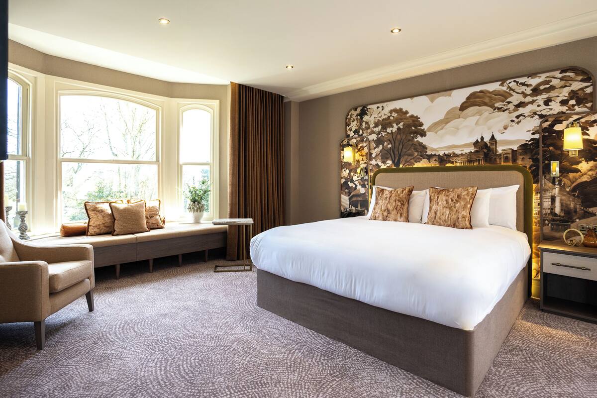 suite, 1 king bed, non smoking | 1 bedroom, premium bedding, desk, laptop workspace