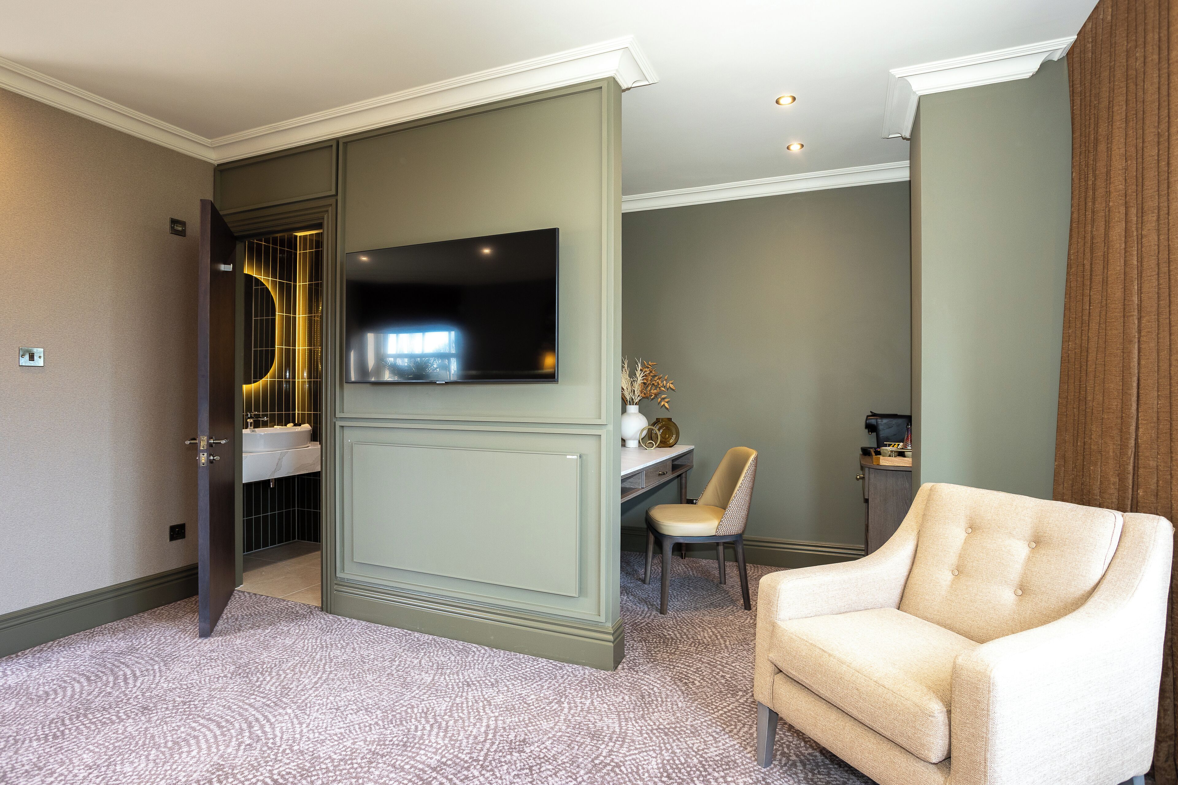 suite, 1 king bed, non smoking | bathroom | deep-soaking bathtub, free toiletries, hair dryer, bathrobes