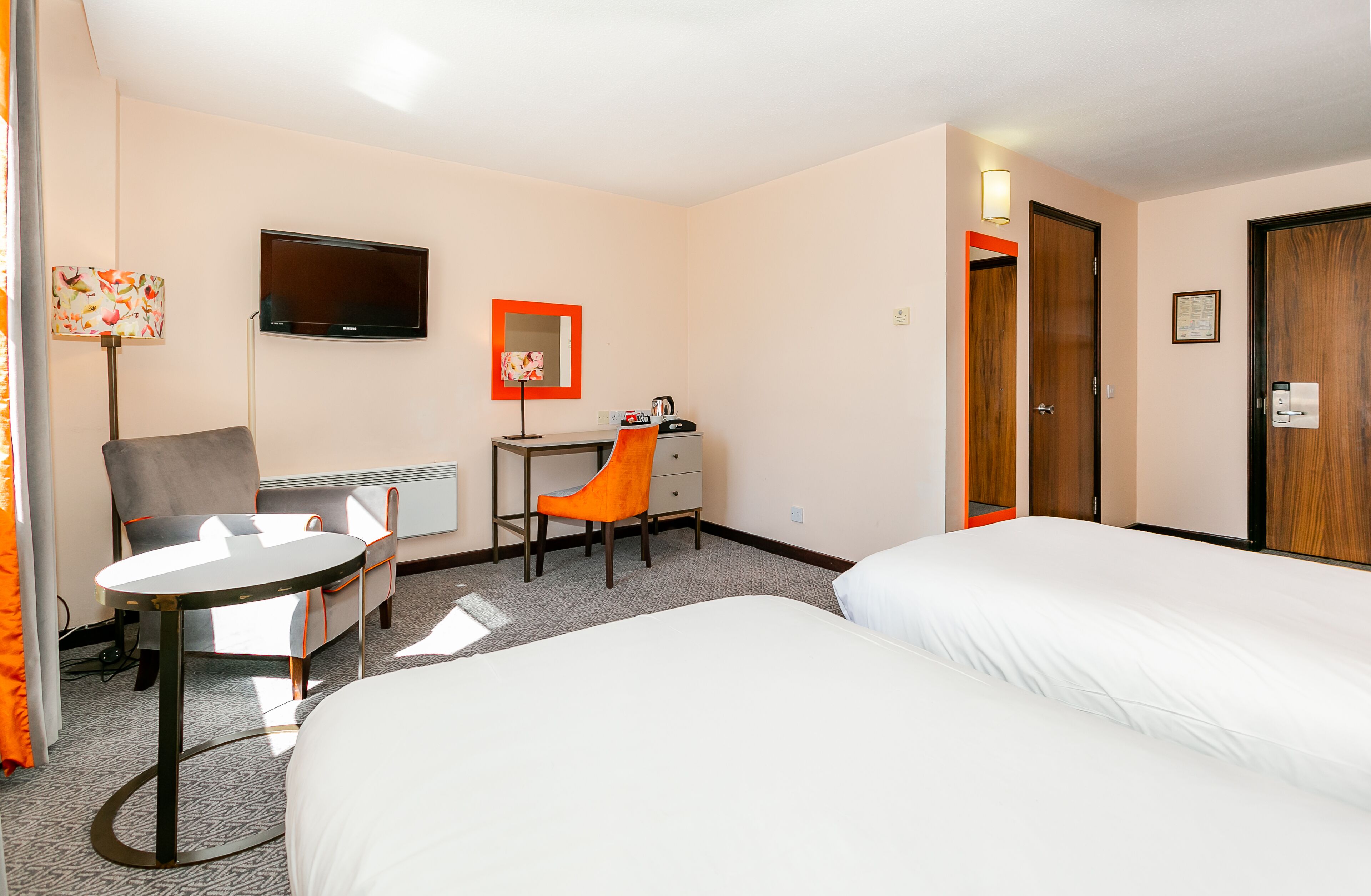 1 bedroom, premium bedding, desk, laptop workspace