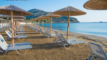 Playa en los alrededores, camastros, sombrillas y toallas de playa