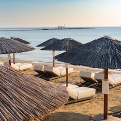 Playa en los alrededores, camastros, sombrillas y toallas de playa