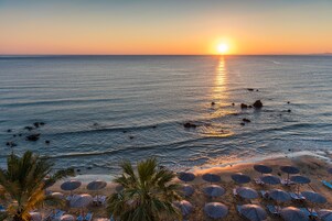 2 bars/lounges, cocktail bar