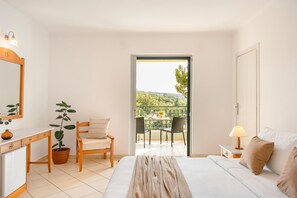 Hypo-allergenic bedding, in-room safe, individually decorated - Century Resort (Corfu)