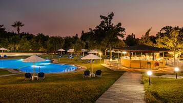 Beach nearby, beach bar