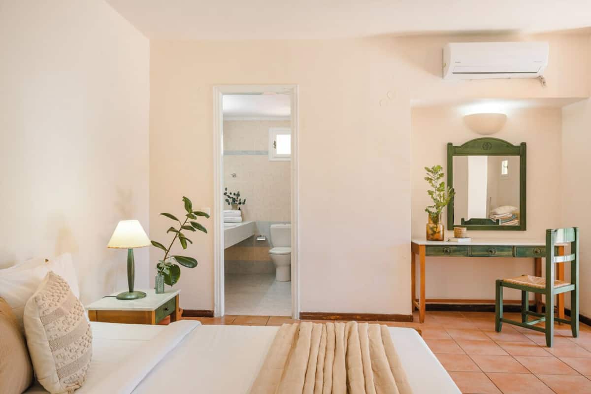 Double or Twin Room, Garden View | 1 bedroom, hypo-allergenic bedding, in-room safe, individually decorated