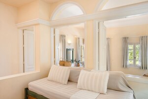 Apartamento familiar, 1 habitación, vistas al mar | Zona de estar | Televisión LCD de 32 pulgadas con canales por satélite, una televisión