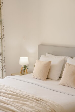Chambre supérieure double ou avec lits jumeaux, vue partielle sur la mer | Literie hypoallergénique, coffre-fort, décor unique, ameublement unique