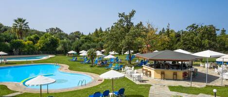 Piscina externa sazonal, espreguiçadeiras