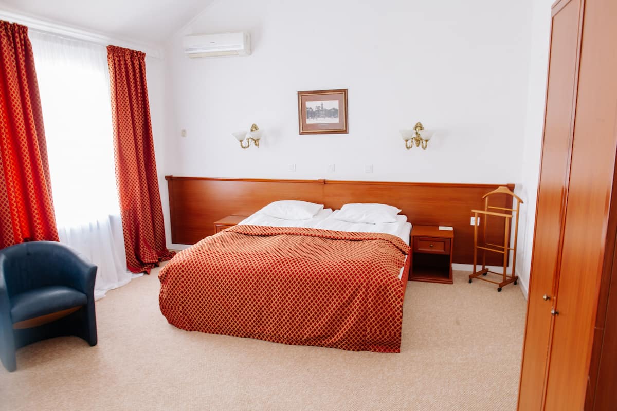 Camera Economy con letto matrimoniale o 2 letti singoli (Mansard) | Biancheria da letto di alta qualità, minibar, una cassaforte in camera