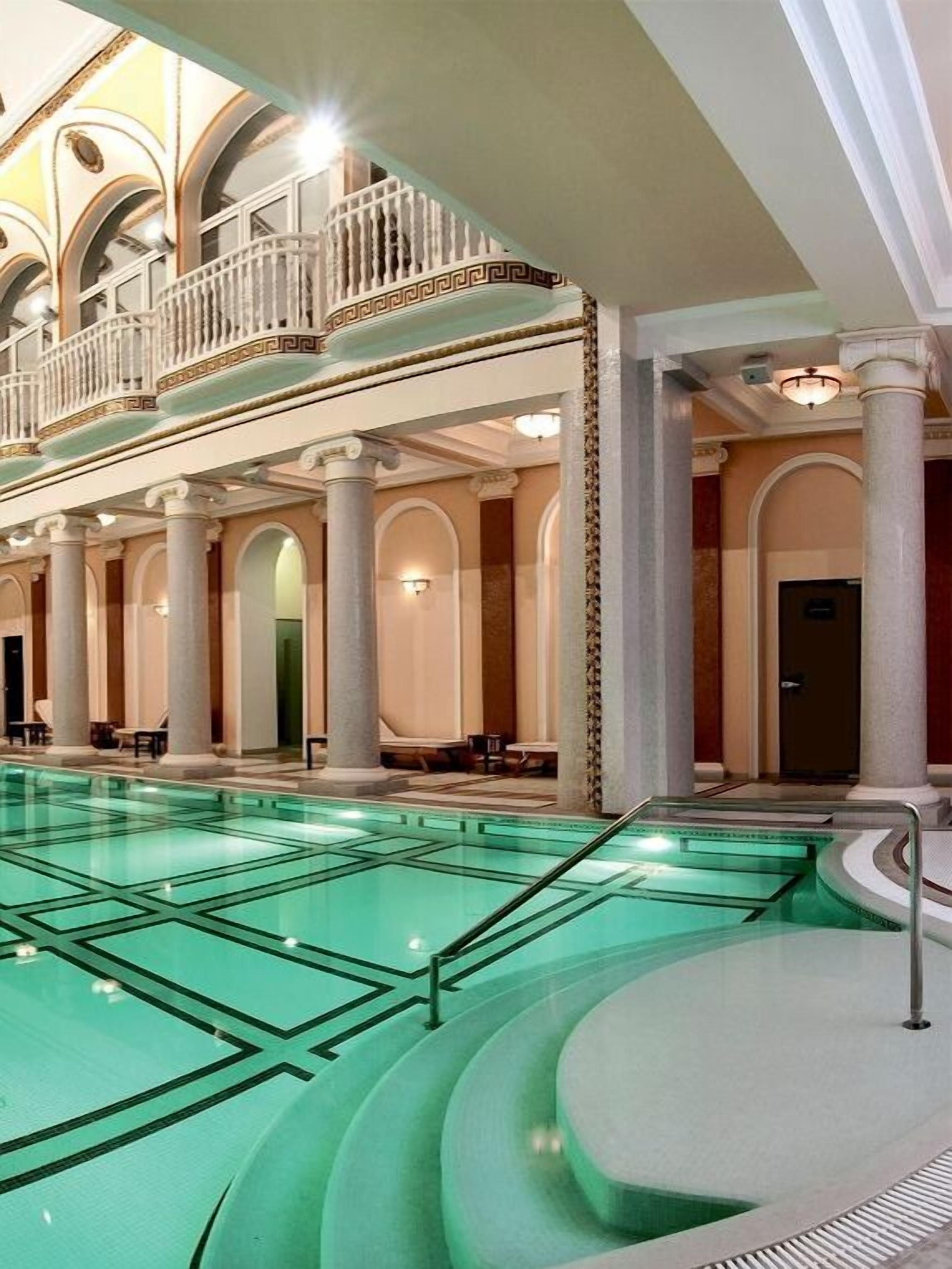 من حمّامات السباحة المغطاة