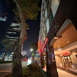 A hotel with a modern facade, a visible entrance, and a sign indicating it is the Park View Hotel. - Park View Hotel Singapore (Singapore)