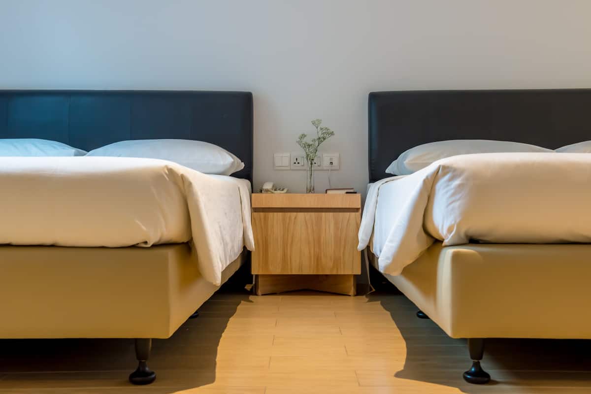 Caja de seguridad en la habitación, wifi gratis y ropa de cama