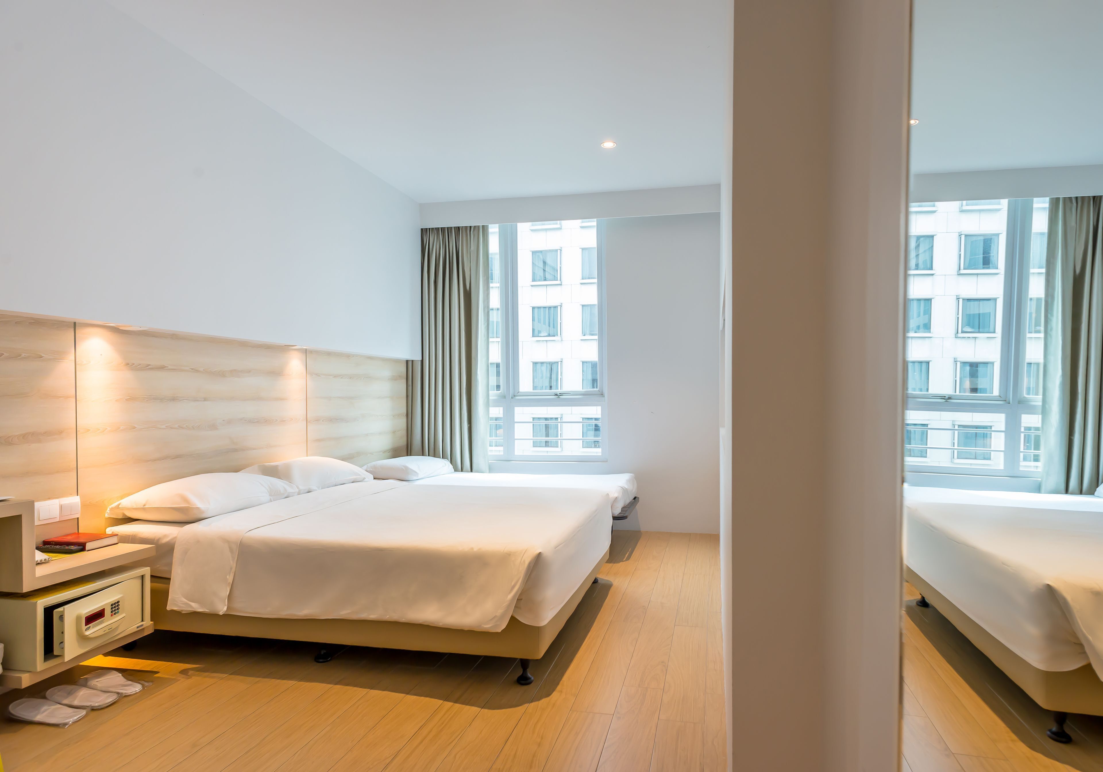In-room safe, free WiFi, bed sheets