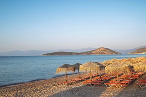 On the beach - The Grove Seaside Hotel (Nafplio)
