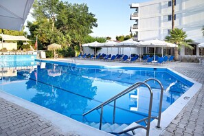 Außenpool (je nach Saison geöffnet), Sonnenschirme, Liegestühle