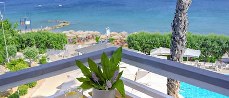 Quarto casal ou duplo, vista para o mar | Frigobar, cofres nos quartos, individualmente decorados