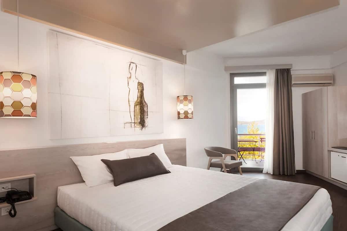 Habitación con 2 camas individuales, vistas parciales al mar | 1 dormitorio, minibar, caja fuerte y decoración individual