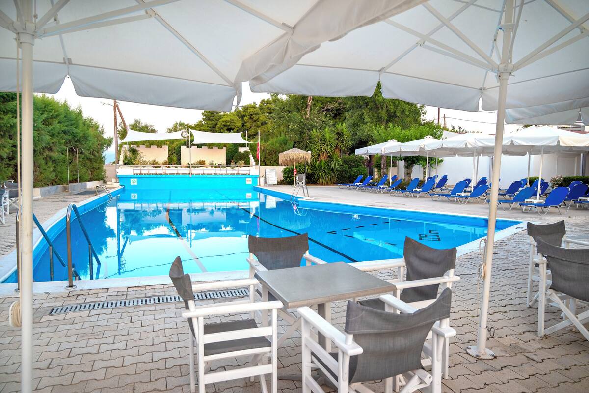 seasonal outdoor pool, open 10:00 am to 7:00 pm, pool umbrellas