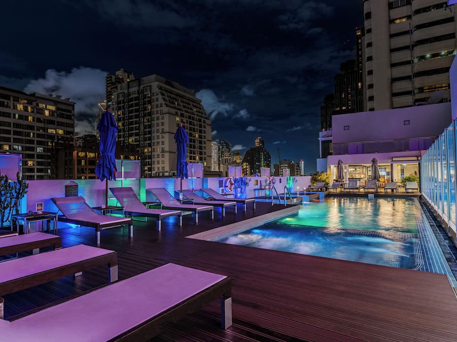 Ulkouima-allas avoinna 6.00–22.00, aurinkovarjoja, aurinkotuoleja