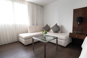 Bronze Queen 27 sqm | 거실 공간 | 케이블 채널 시청이 가능한 42인치 LED TV, TV