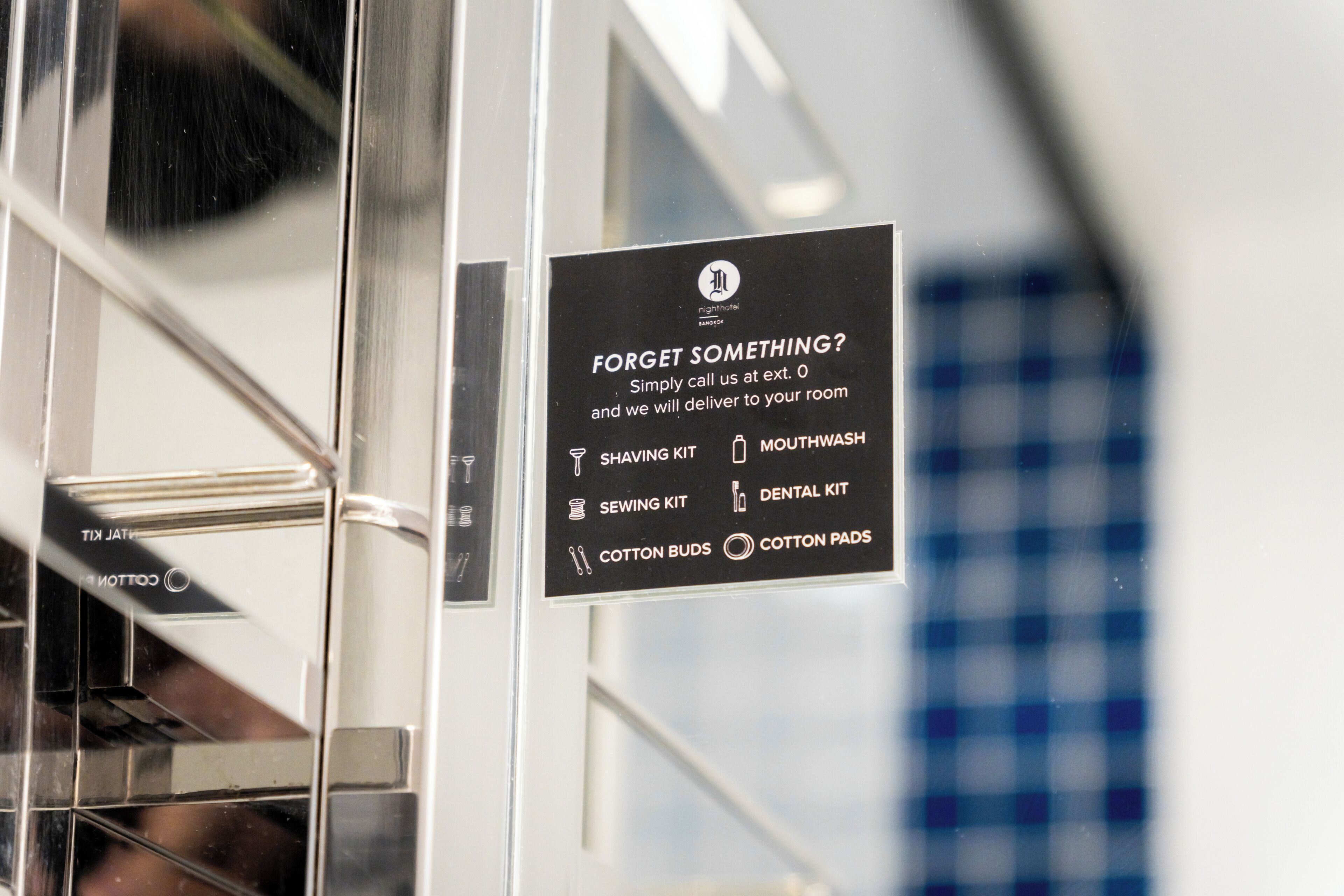 En skylt som listar de bekvämligheter som finns tillgängliga för gästerna, till exempel rakset, sykit, tandvårdskit, bomullspinnar och bomullsrondeller.