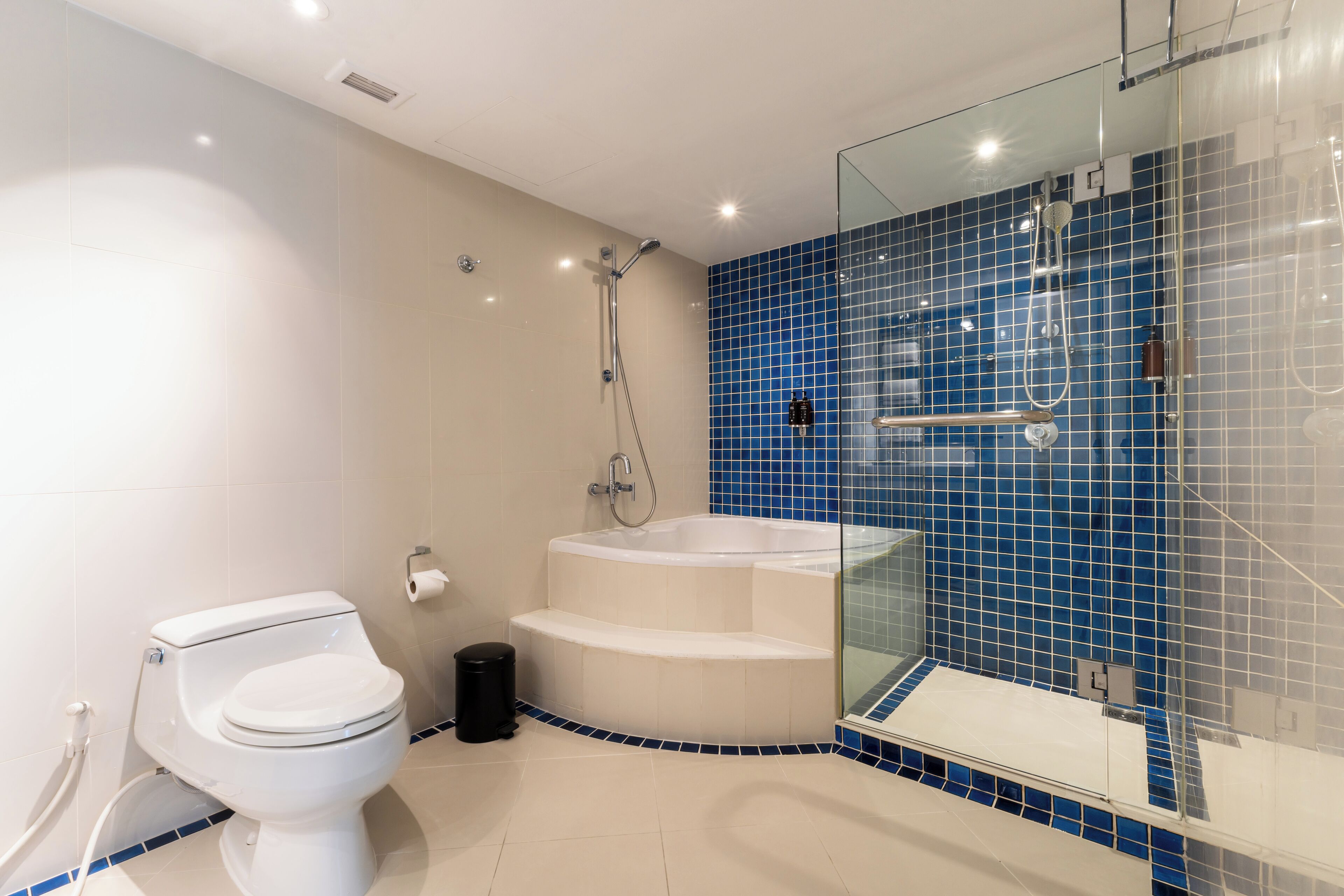 Ein modernes Badezimmer mit Toilette, einer Badewanne und einer Duschkabine.