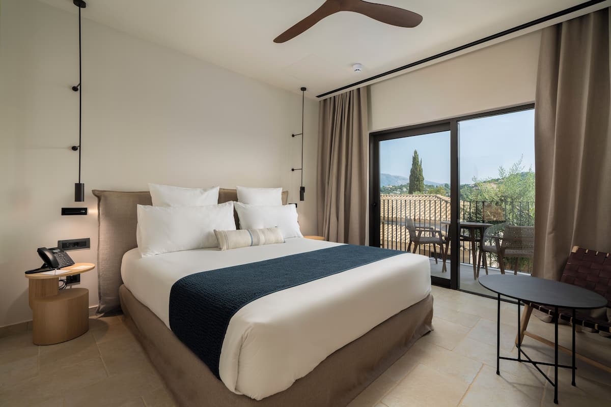 Bungalow, balcón, vistas parciales al mar | Minibar (con algunos artículos gratuitos), caja fuerte, escritorio