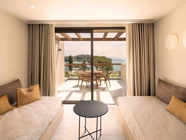 Minibar contenant certains articles gratuits, coffre-fort