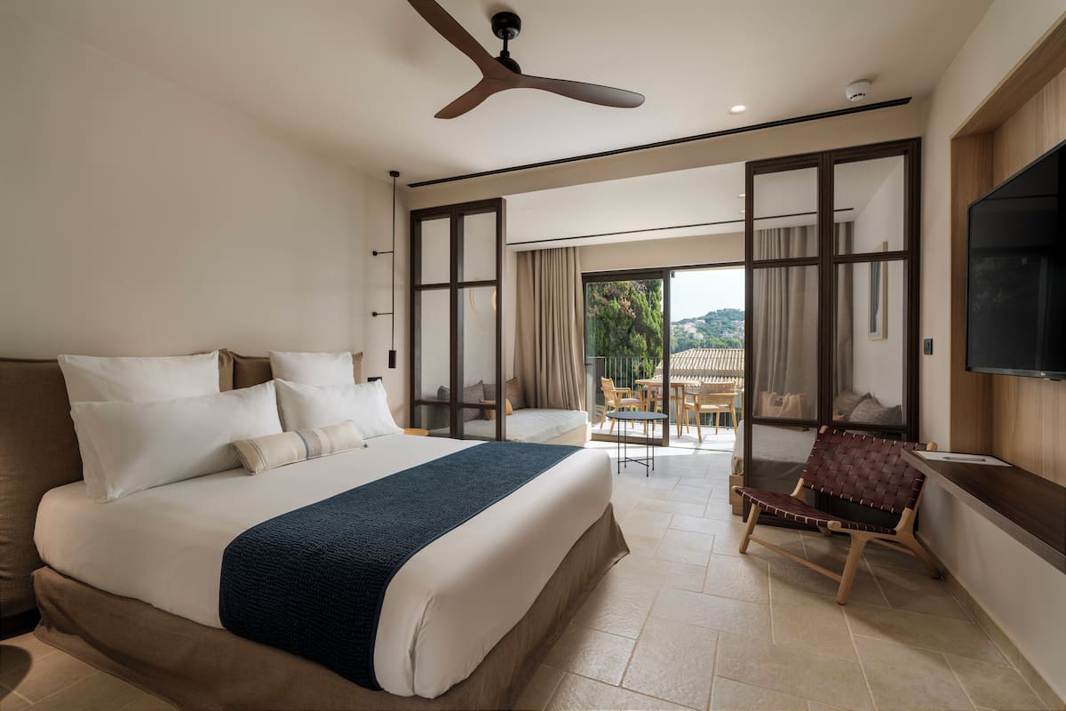 1 habitación y artículos del minibar gratis