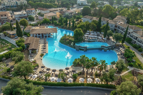 4 outdoor pools, open 10:00 AM to 6:00 PM, pool umbrellas, pool loungers