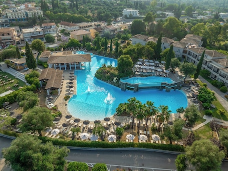 4 piscinas al aire libre, sombrillas, sillones reclinables de piscina