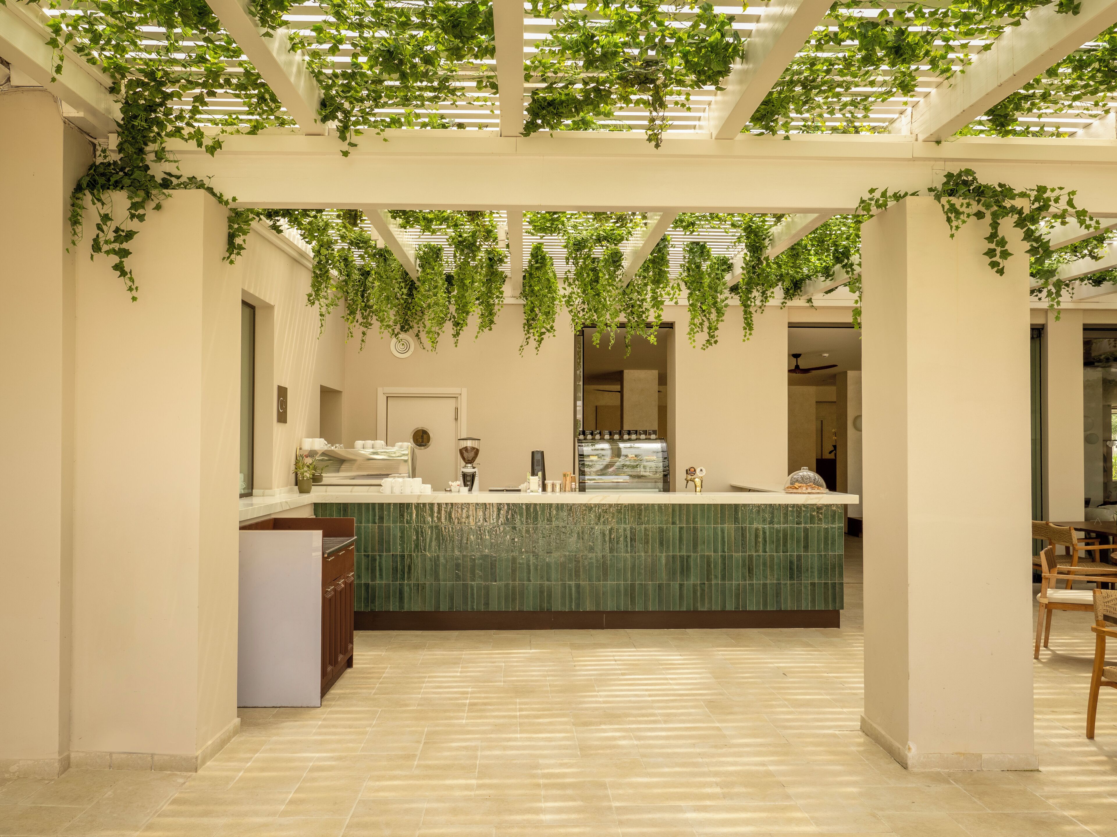 Un vestíbulo de hotel con una recepción, una máquina de café y una zona de estar.