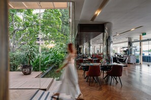 2 restaurants, breakfast, lunch, dinner served; international cuisine  - Ramada Plaza by Wyndham Bangkok Menam Riverside (Bangkok)