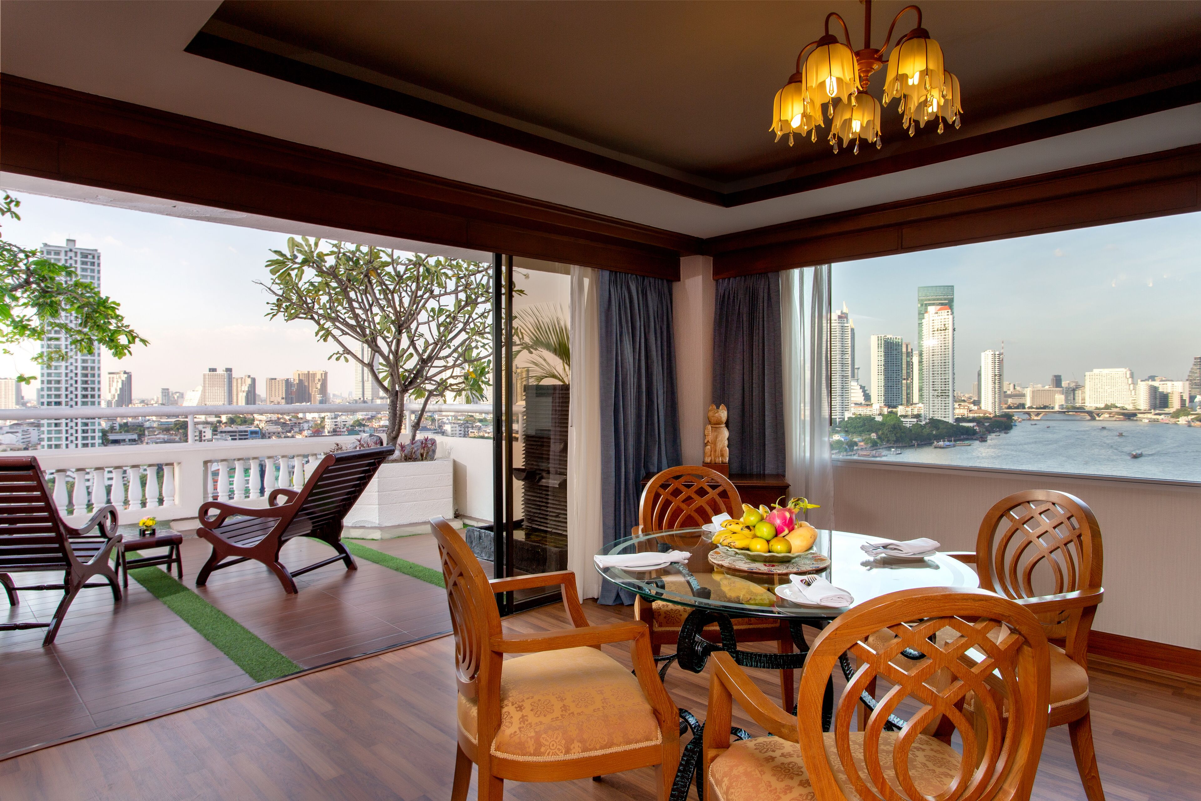 Executive Suite, 1 King Bed, Terrace | In-room dining